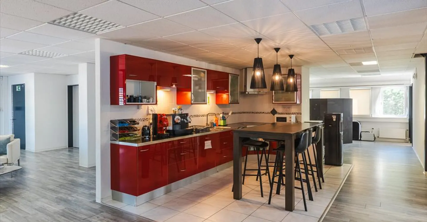 73m² Office - Ideally Located in Gland - Photo 2 of 10