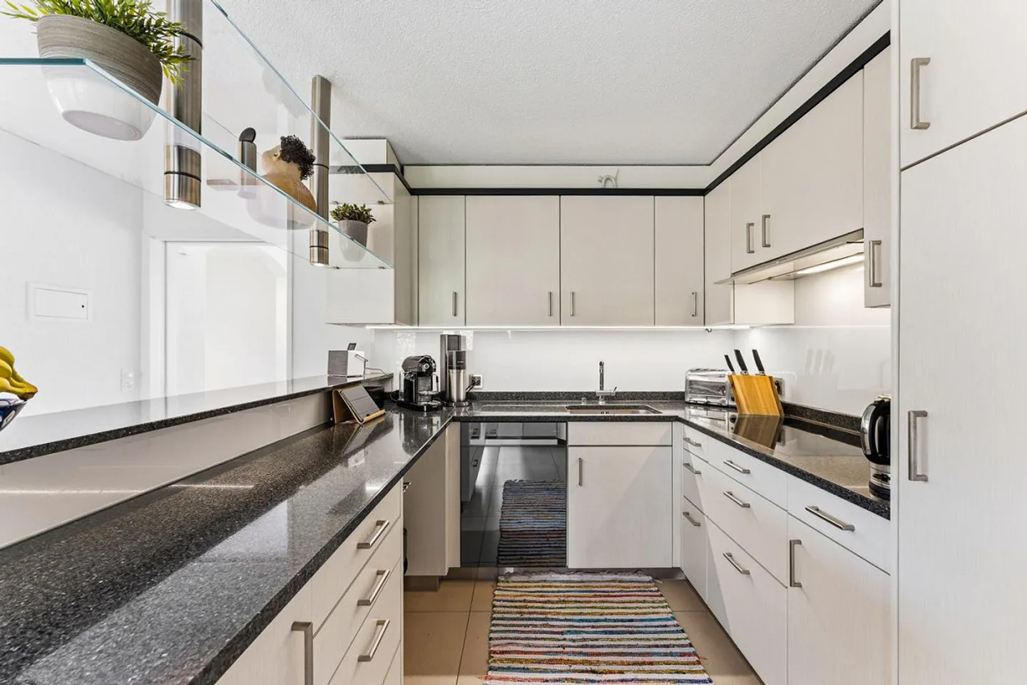 5.5 CHAMBRES REFH MAISON D'ANGLE EN DROIT DE CONSTRUCTION AVEC APPARTEMENT D'INVITÉ À TRÈS SCH - Photo 11 sur 25