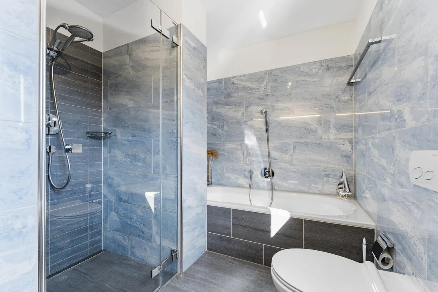 5.5 CHAMBRES REFH MAISON D'ANGLE EN DROIT DE CONSTRUCTION AVEC APPARTEMENT D'INVITÉ À TRÈS SCH - Photo 15 sur 25