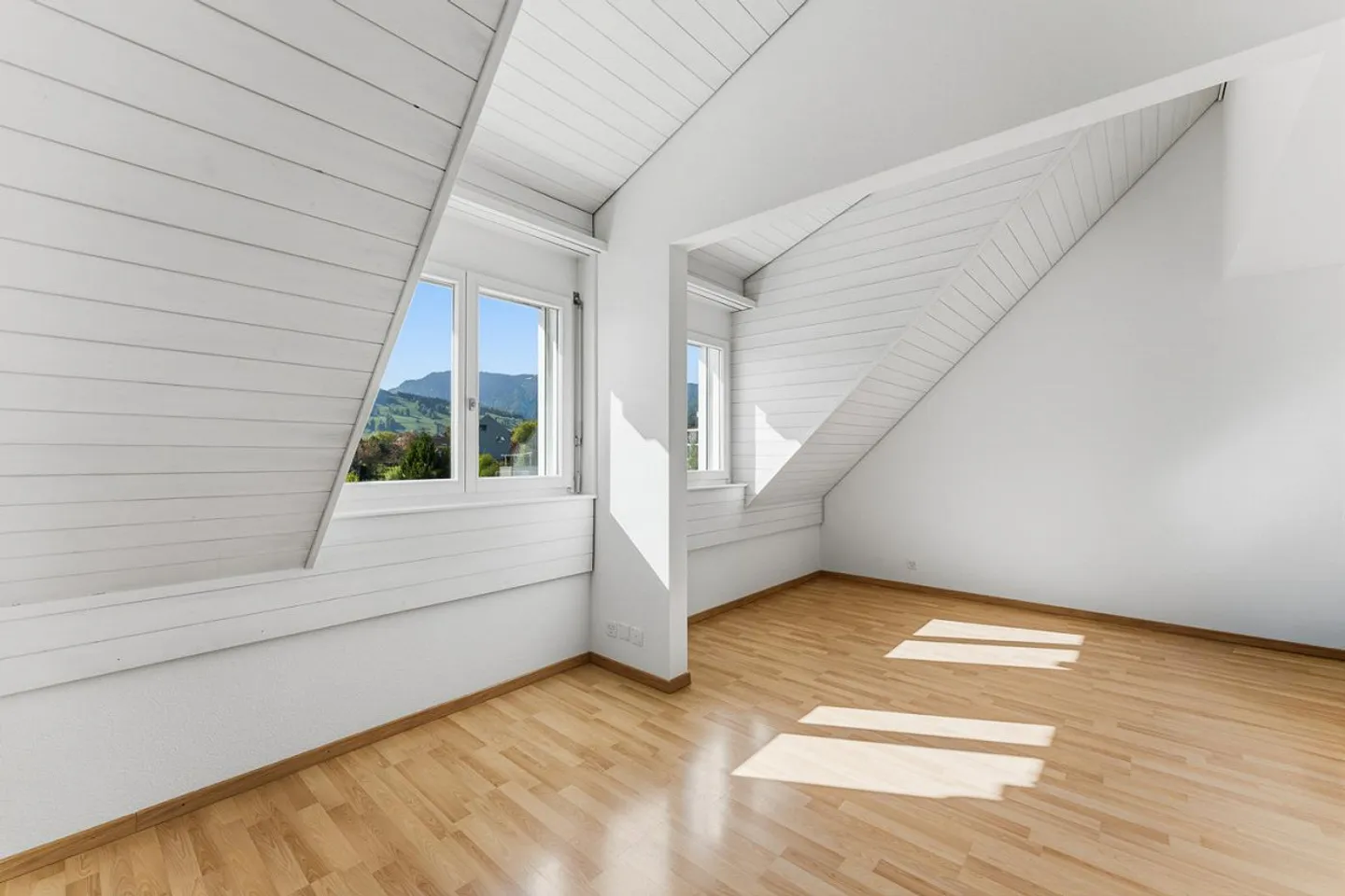 5.5 CHAMBRES REFH MAISON D'ANGLE EN DROIT DE CONSTRUCTION AVEC APPARTEMENT D'INVITÉ À TRÈS SCH - Photo 17 sur 25