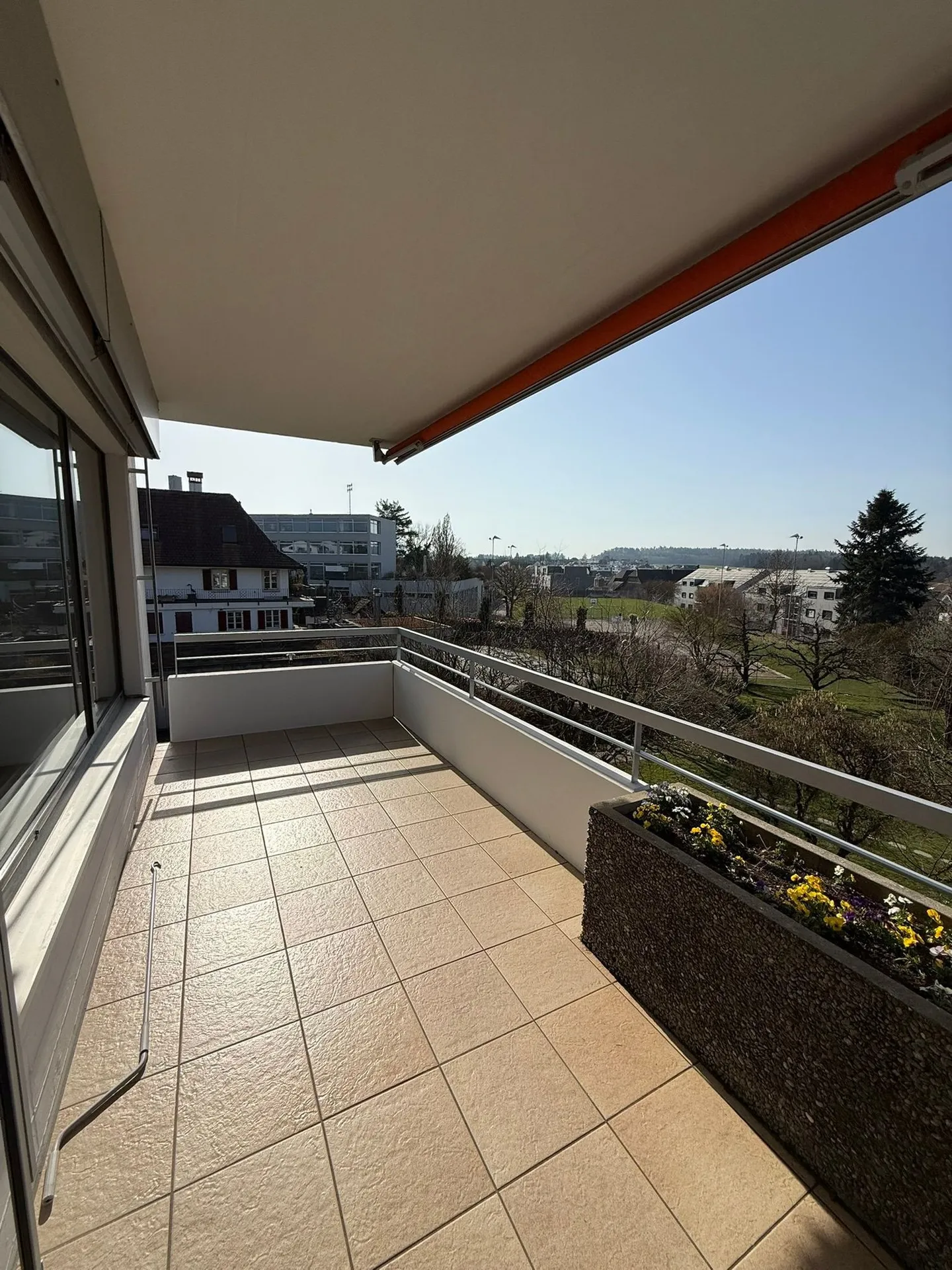 Sunny 4.5 room apartment with lake view - Photo 4 of 13