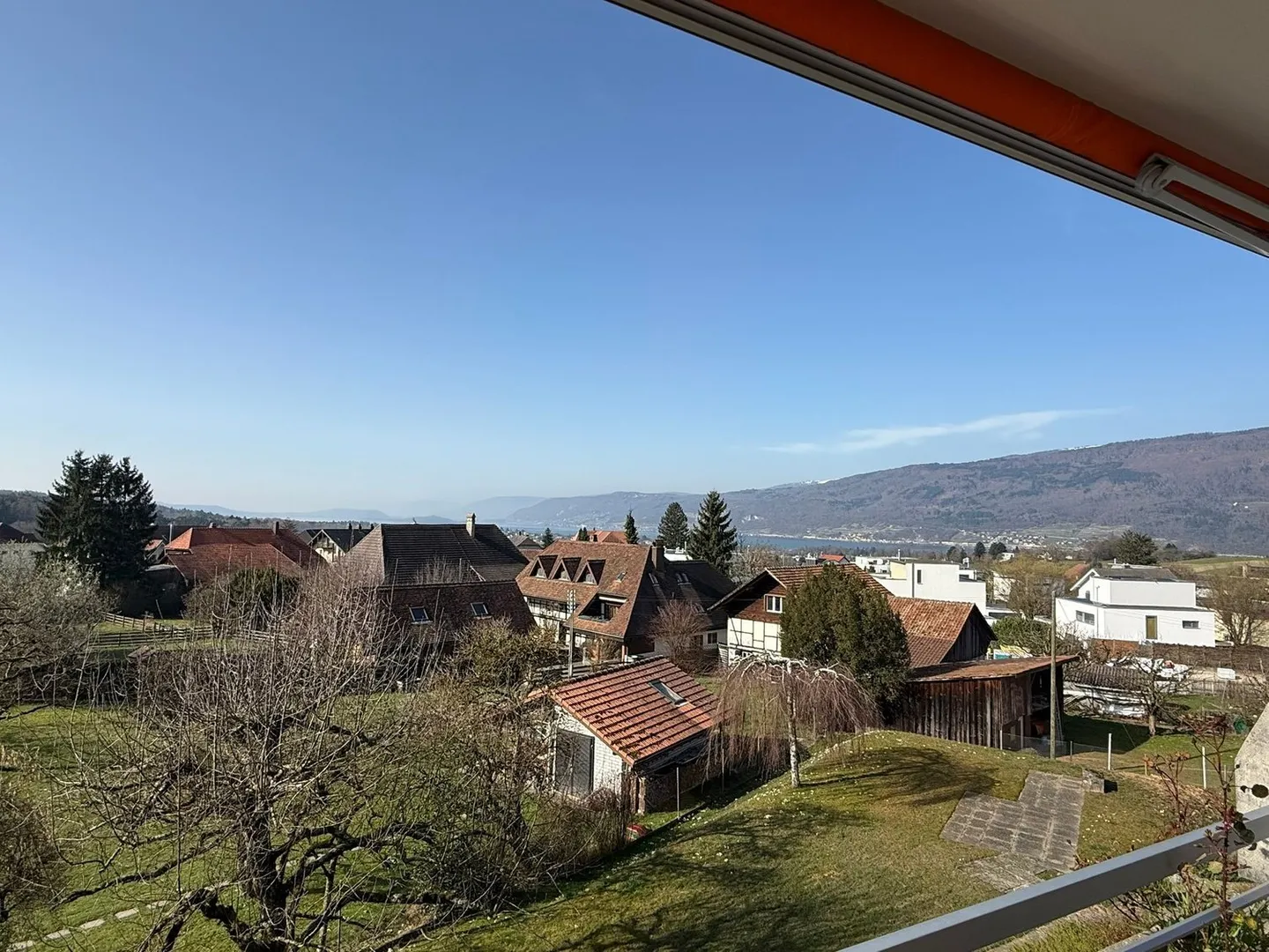 Sunny 4.5 room apartment with lake view - Photo 2 of 13