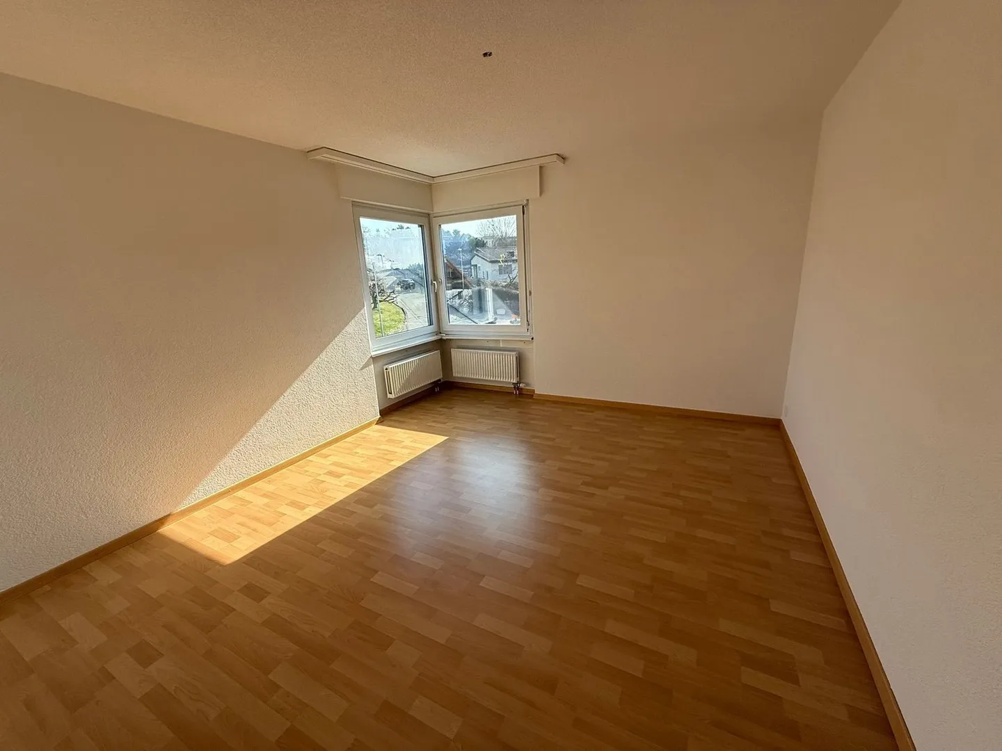 Sunny 4.5 room apartment with lake view - Photo 8 of 13