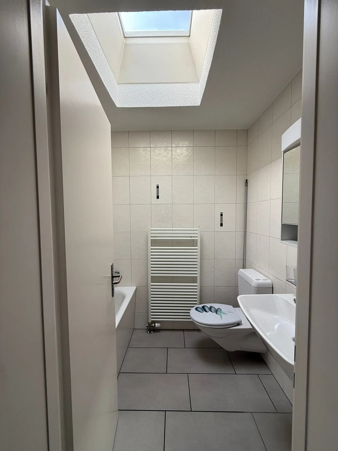 Sunny 4.5 room apartment with lake view - Photo 9 of 13