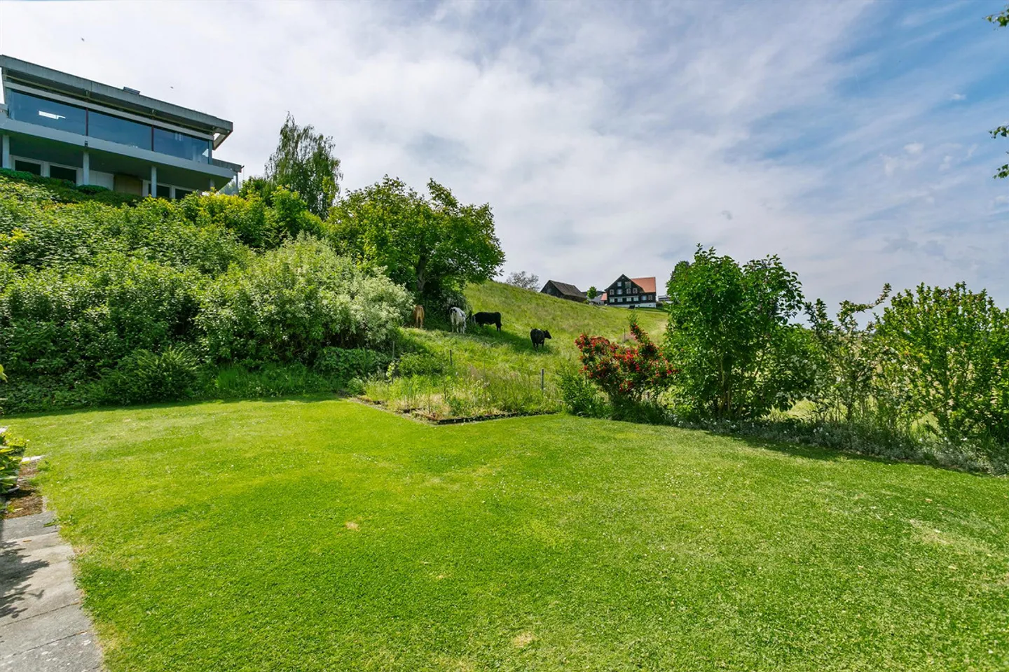 Oasi con vista sul lago – Architettura senza tempo e paradiso familiare verde - Foto 5 di 9