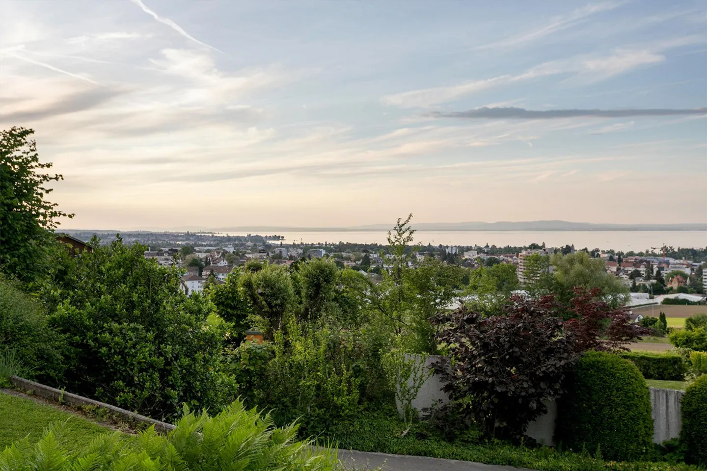 Oasi con vista sul lago – Architettura senza tempo e paradiso familiare verde - Foto 7 di 9