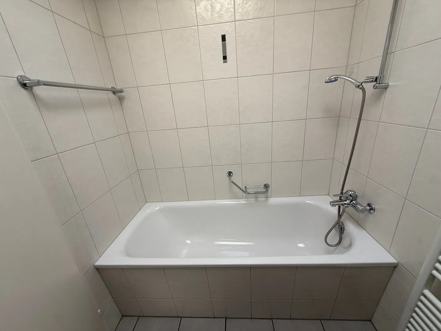 Sunny 4.5 room apartment with lake view - Photo 10 of 13