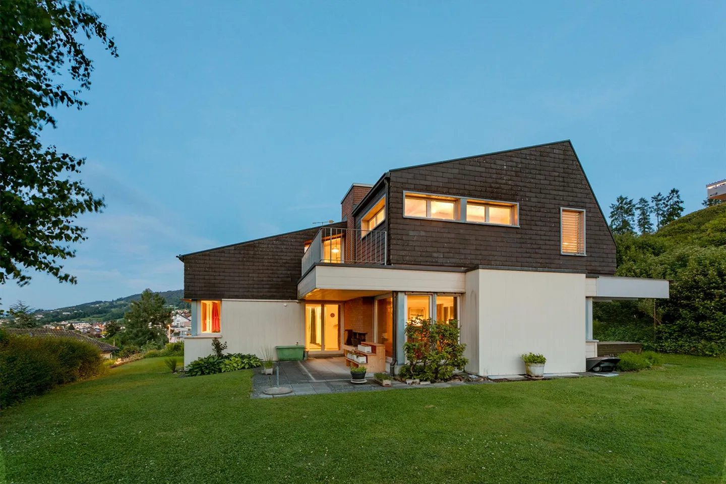 Oasi con vista sul lago – Architettura senza tempo e paradiso familiare verde - Foto 1 di 9