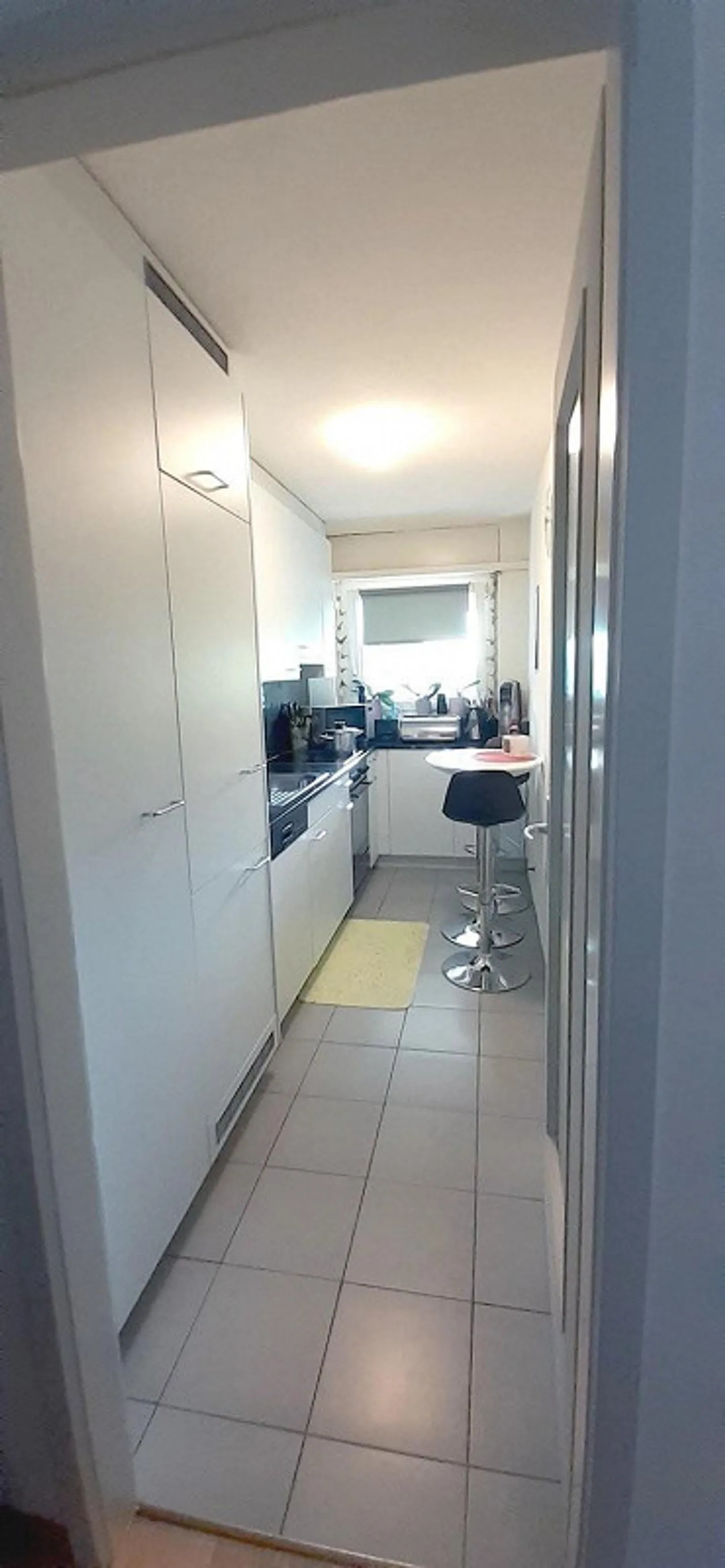 Appartamento moderno con balcone - Foto 4 di 9