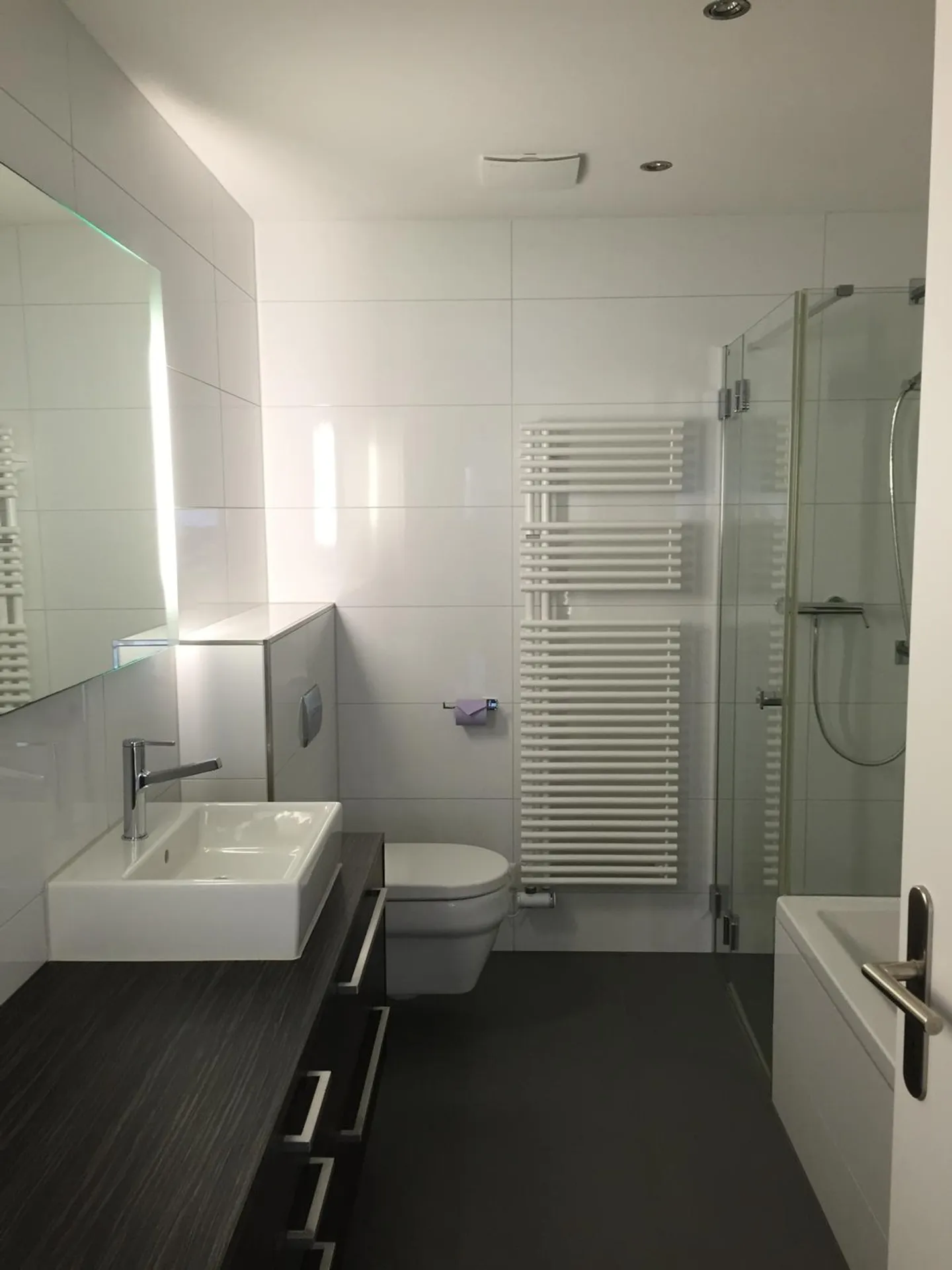 Condominium moderne de 4,5 pièces avec jardin ensoleillé - Photo 5 sur 11