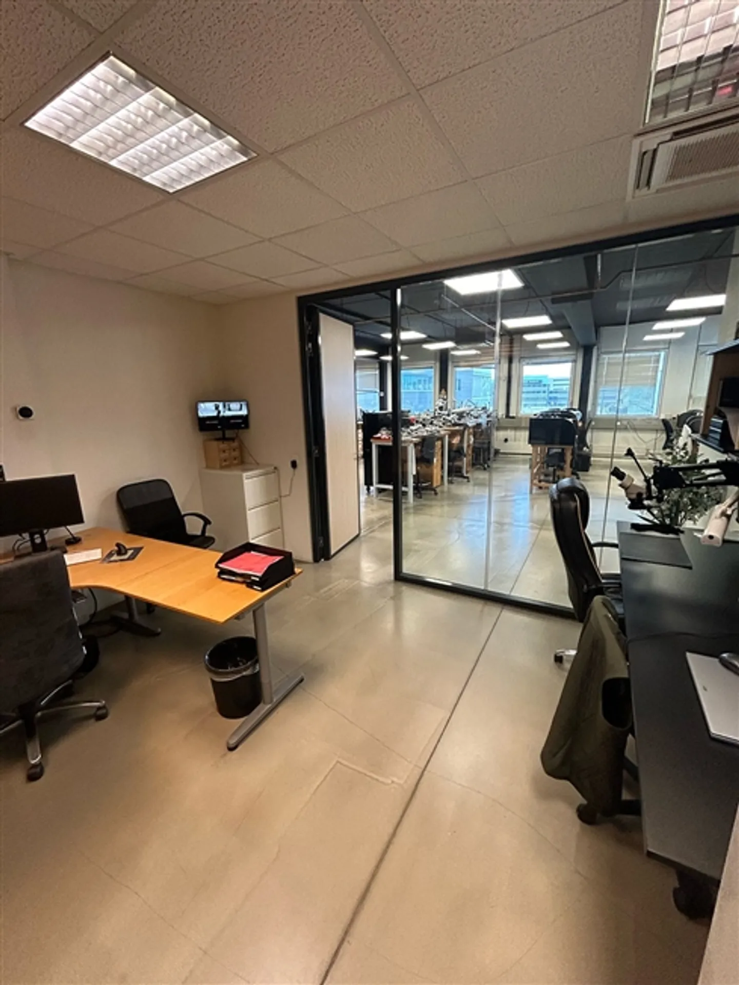 234m2 di laboratorio al 1° piano del CTN 18 a Plan-les-Ouates. Completamente ristrutturato - Foto 2 di 10