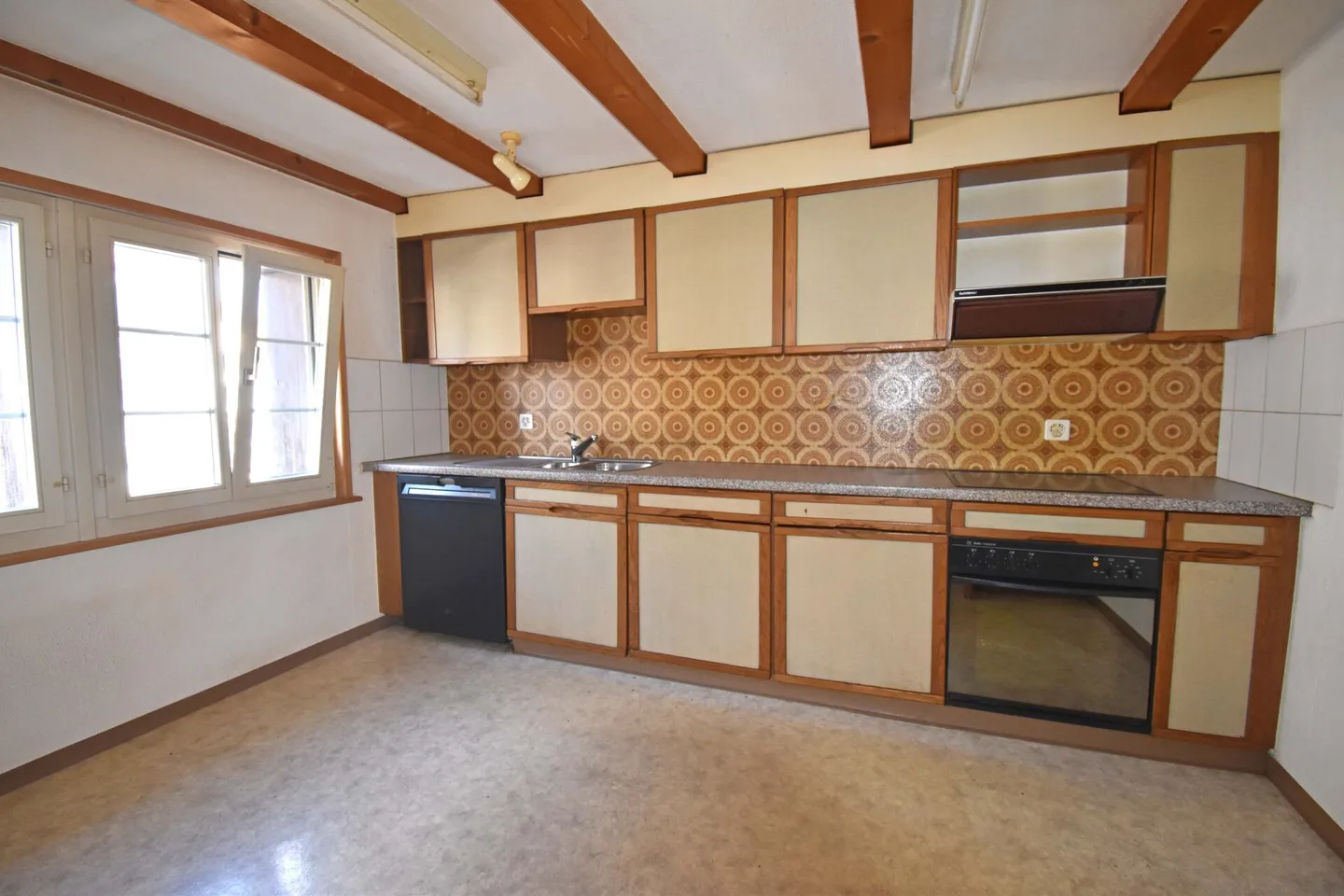 Maison jumelée avec potentiel de rénovation et moitié voisine louée en option - Photo 3 sur 10