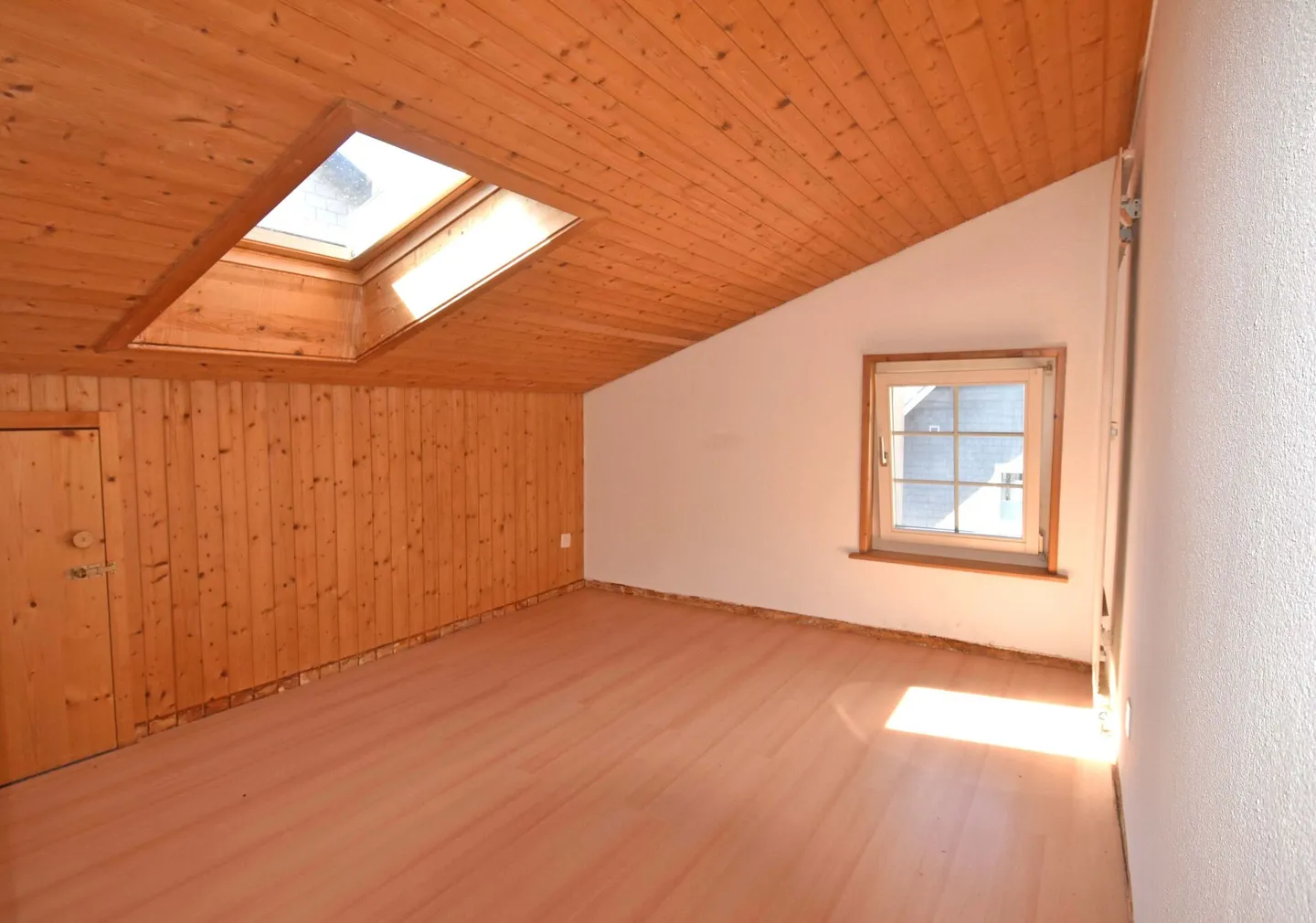 Maison jumelée avec potentiel de rénovation et moitié voisine louée en option - Photo 6 sur 10
