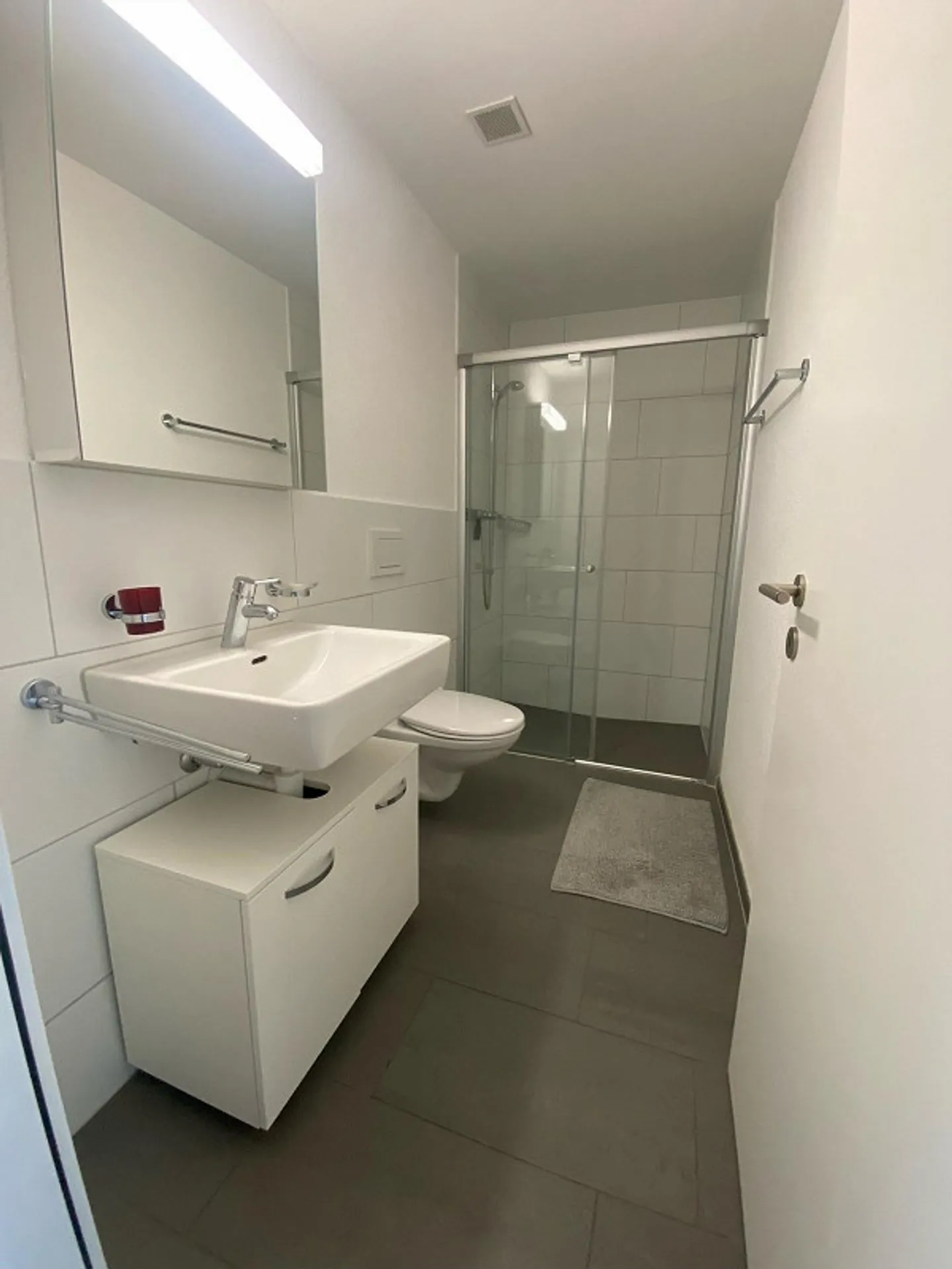 Bright, modern apartment in a central location - Photo 4 of 12