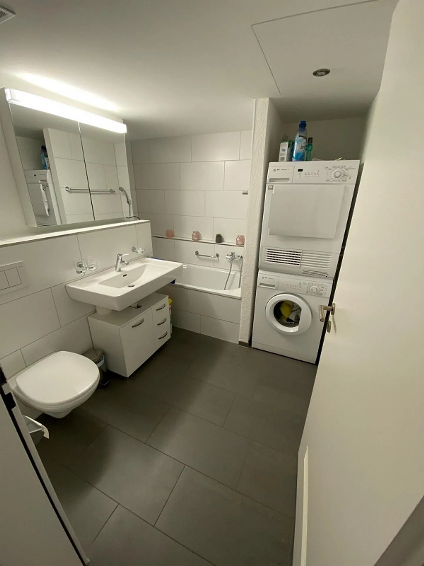 Bright, modern apartment in a central location - Photo 5 of 12