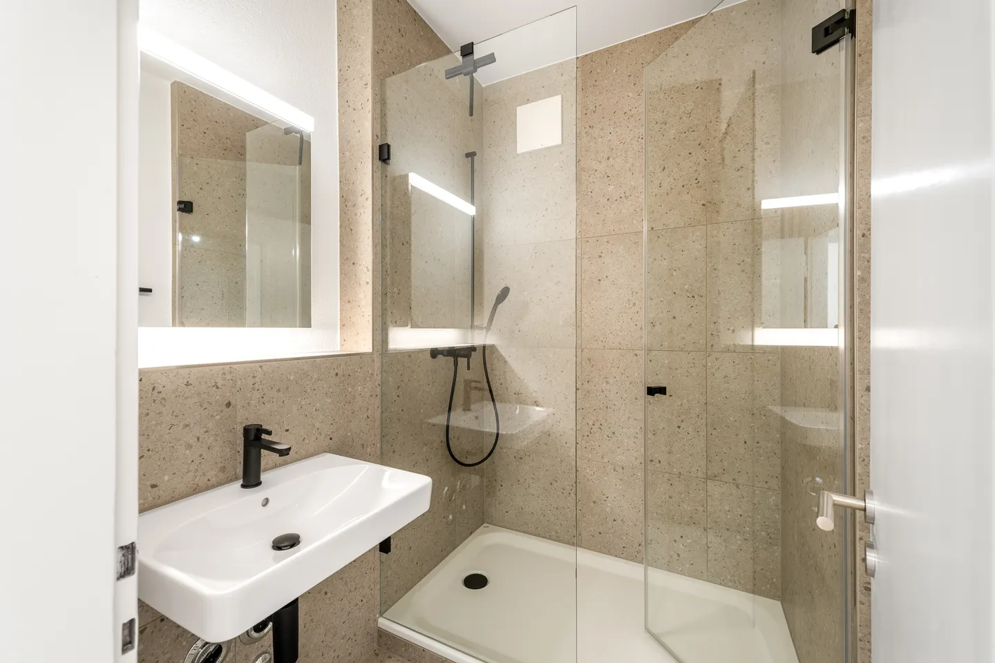 Charming 4-Room Apartment - Photo 7 of 9