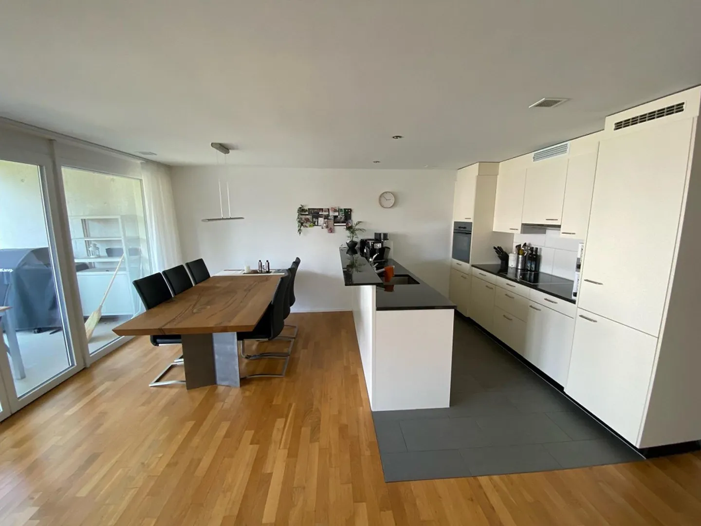 Bright, modern apartment in a central location - Photo 2 of 12