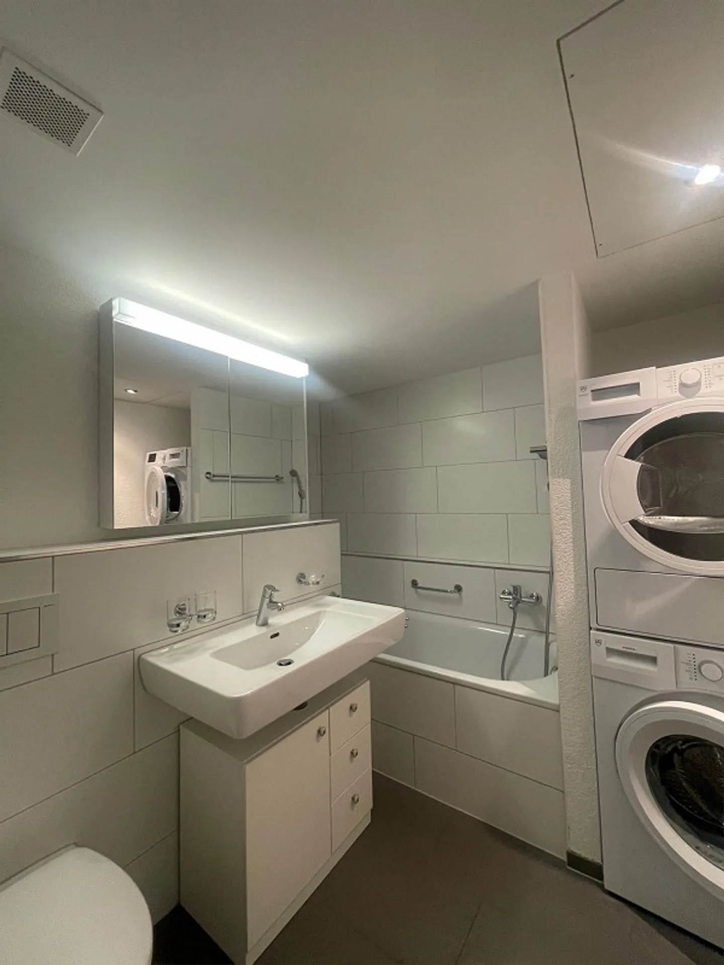 Bright, modern apartment in a central location - Photo 9 of 12