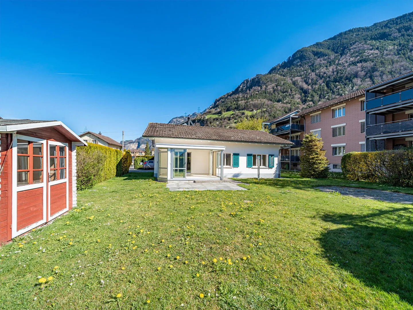 Incantevole casa unifamiliare con ampio spazio esterno e vista libera - Foto 3 di 13