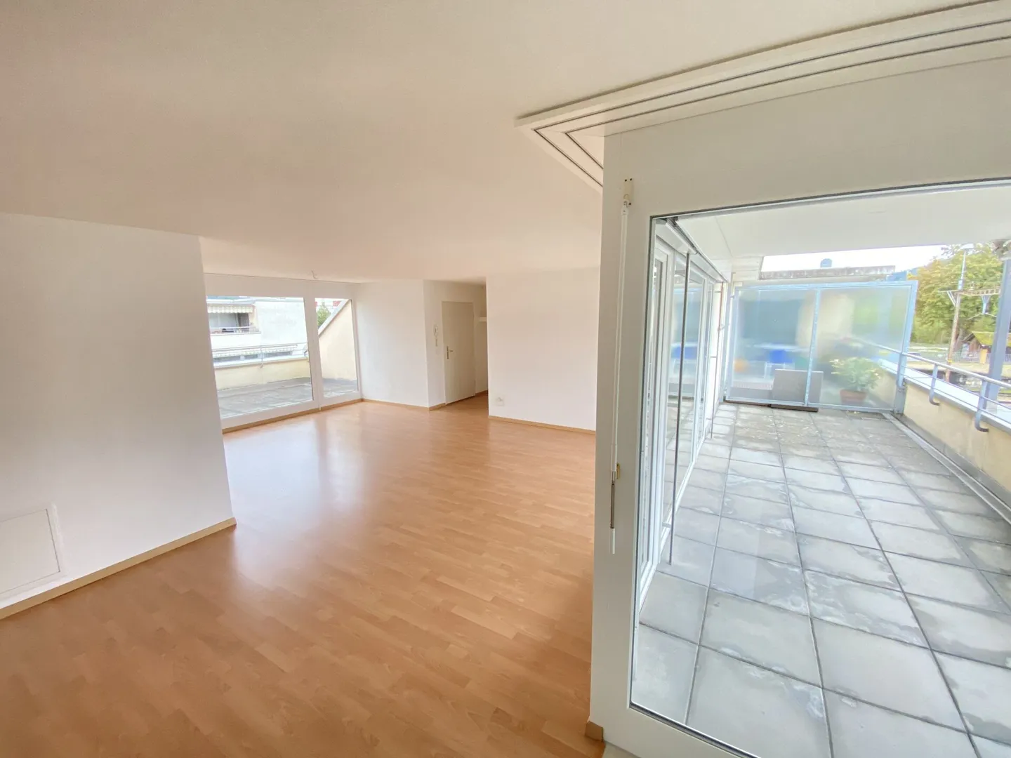 Helle Attika-Wohnung mit Terrassen - Foto 3 von 8