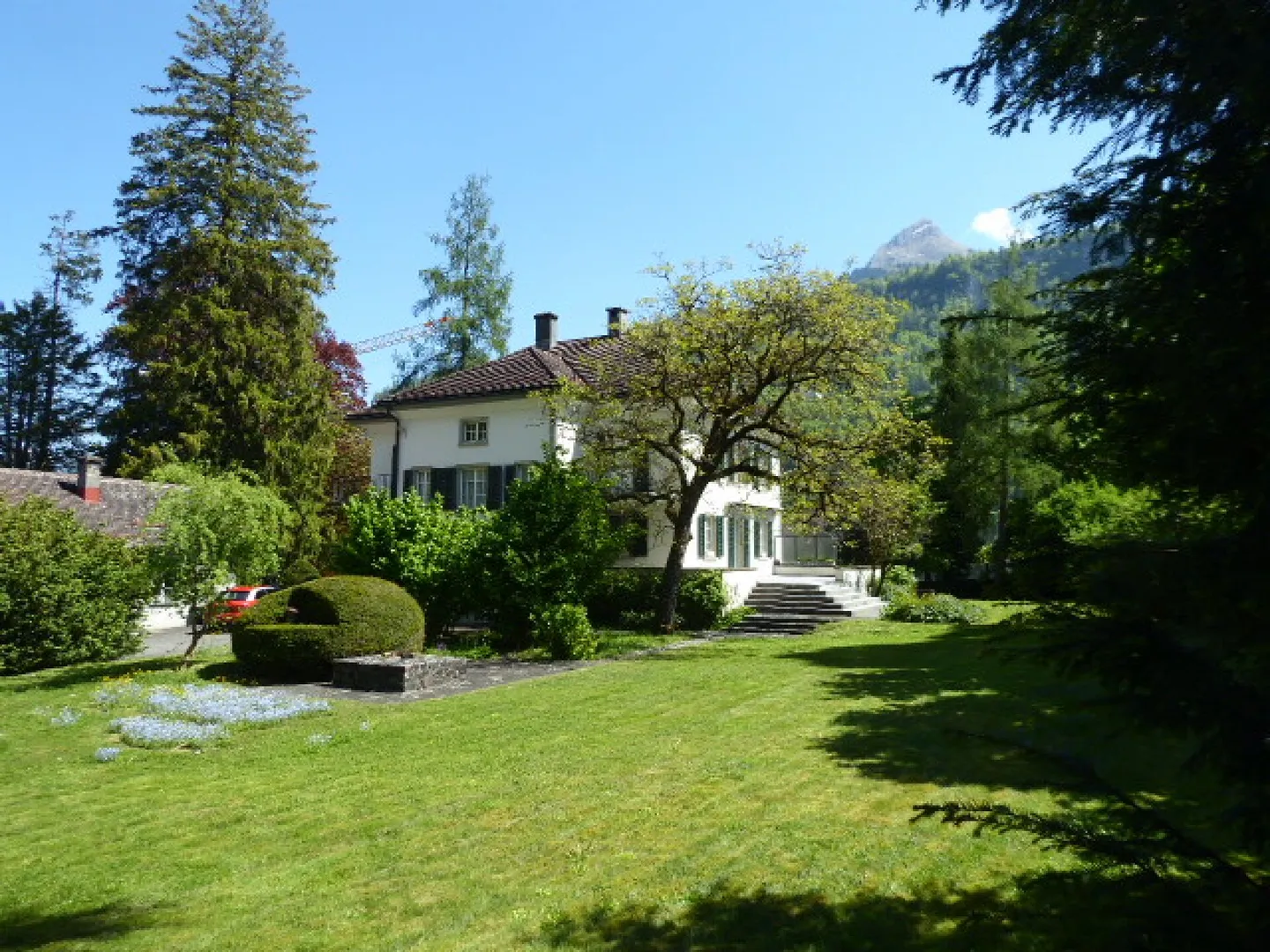 Imponente villa di 4 stanze con parco e riserva di terreno - Foto 2 di 20