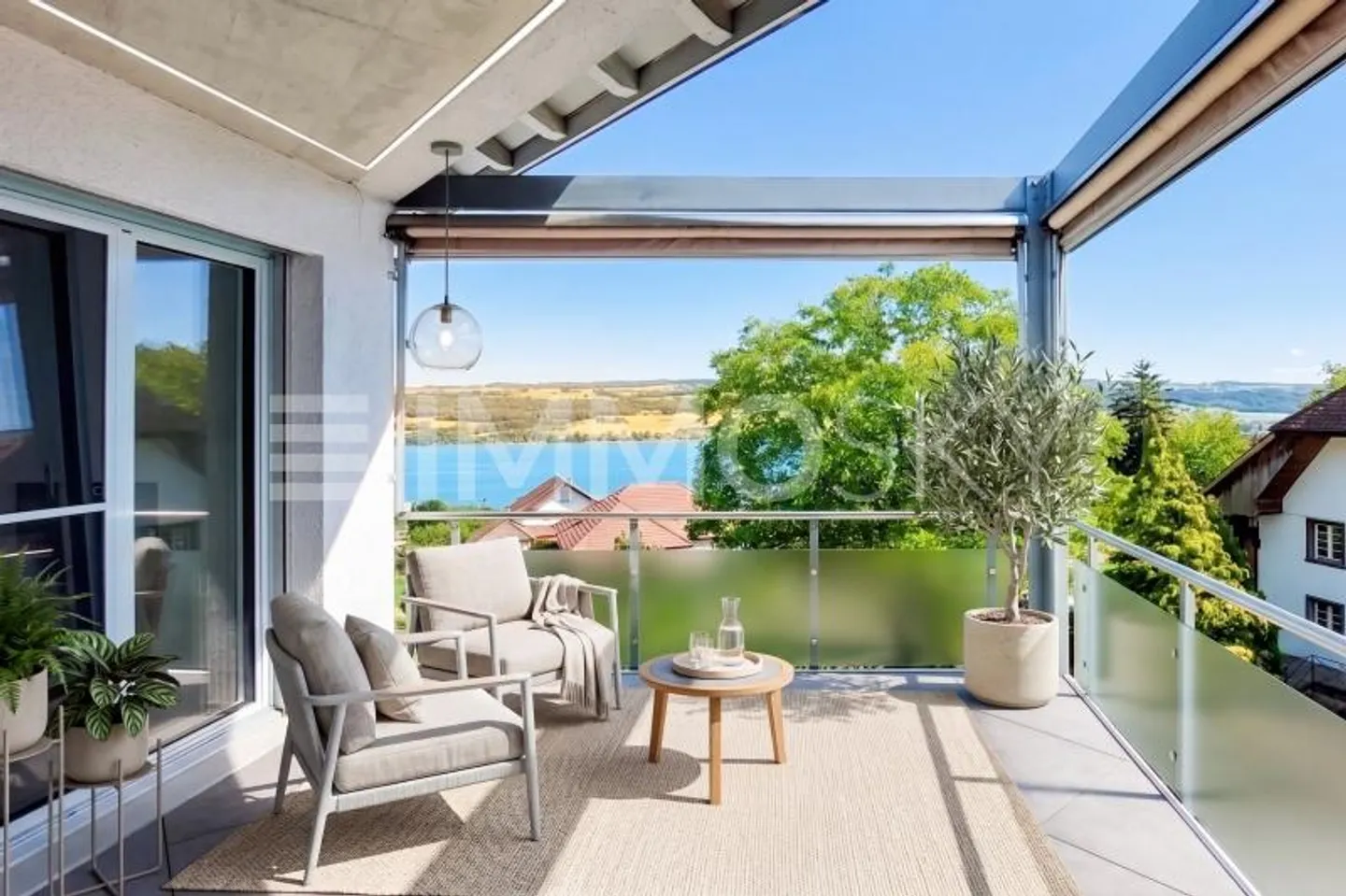 Spacious Apartment with Lake View - Photo 6 of 9