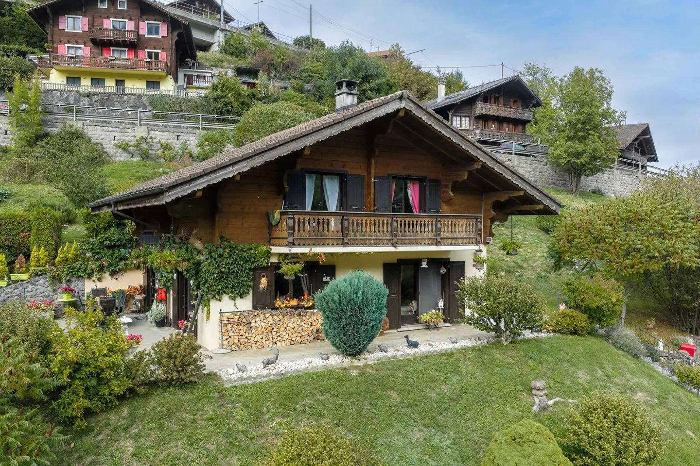 Charming chalet with panoramic mountain views - Photo 1 of 13