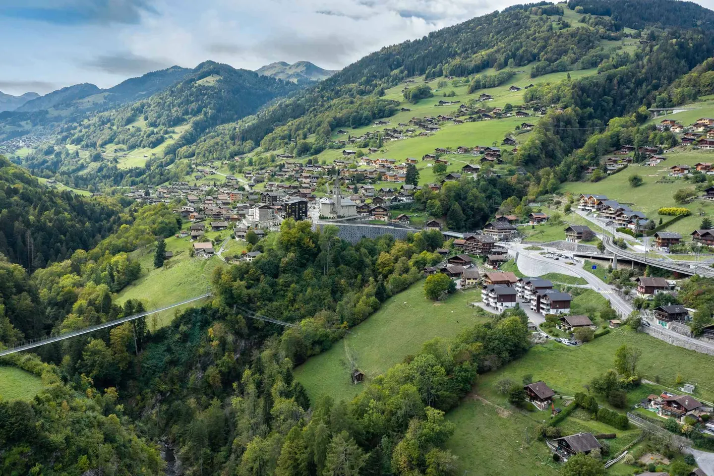 Charming chalet with panoramic mountain views - Photo 2 of 13