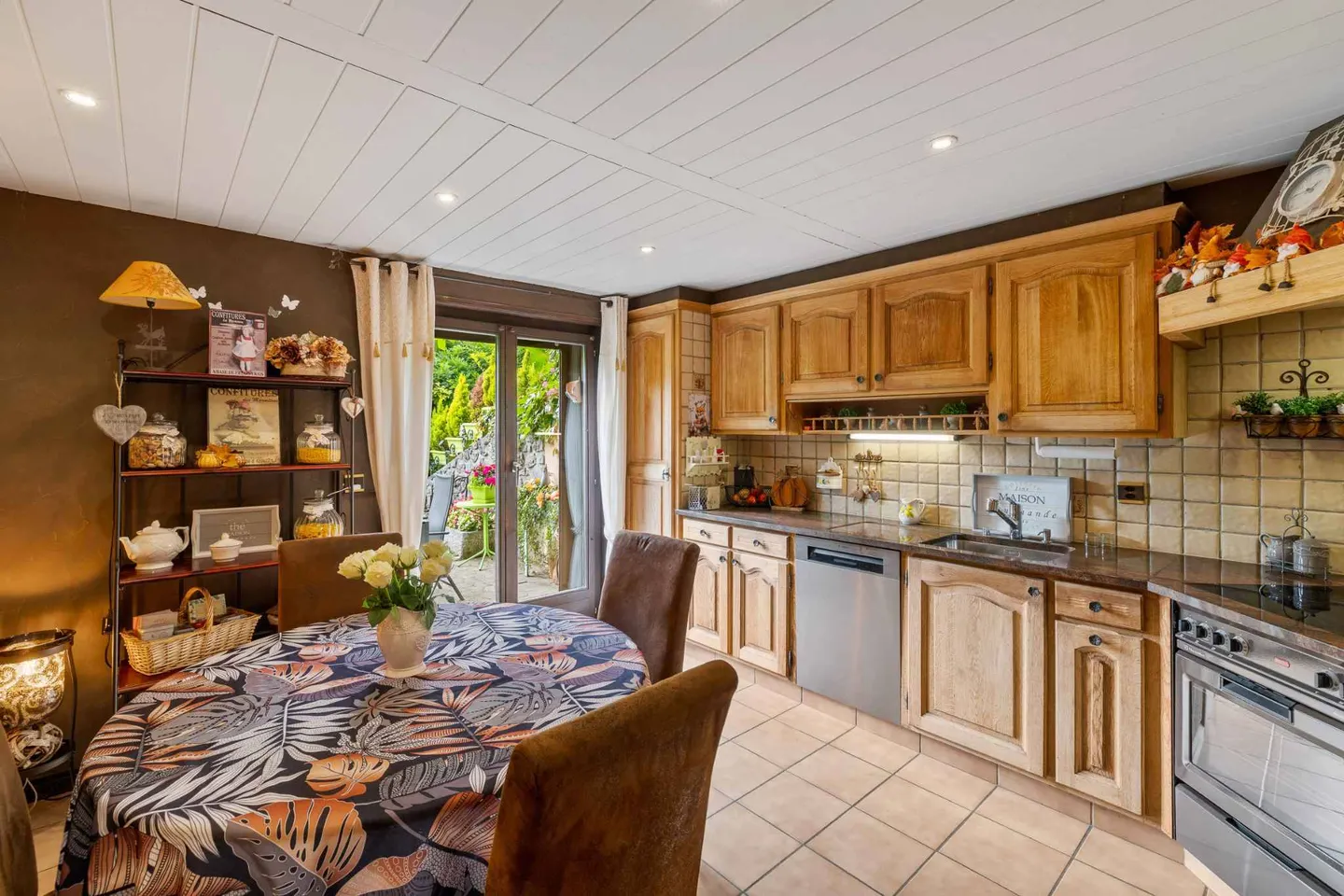 Charming chalet with panoramic mountain views - Photo 3 of 13