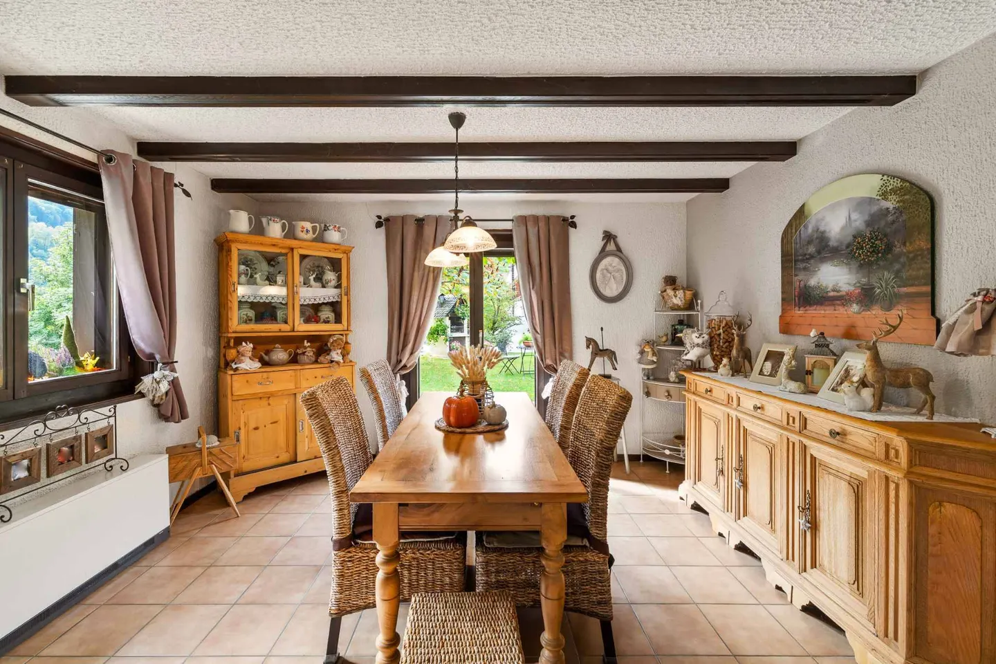 Charming chalet with panoramic mountain views - Photo 4 of 13