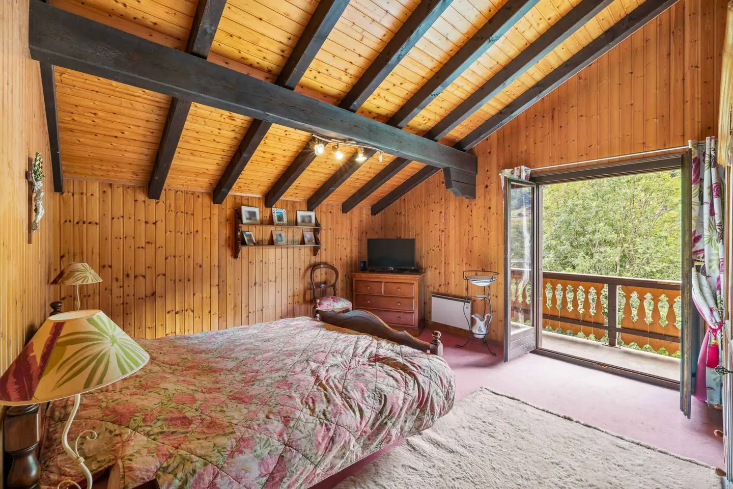 Charming chalet with panoramic mountain views - Photo 7 of 13