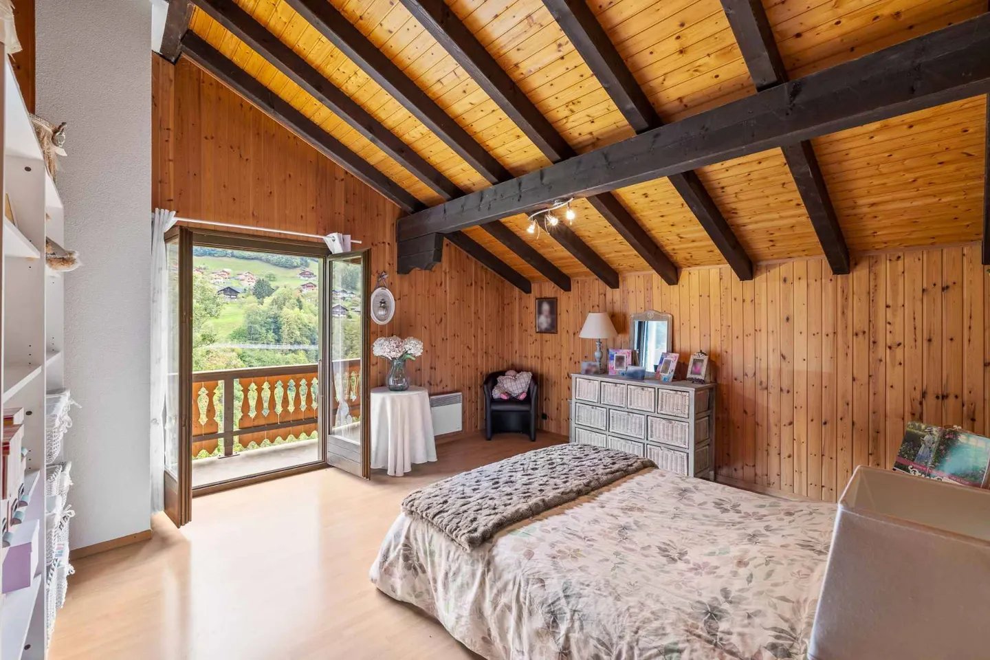 Charming chalet with panoramic mountain views - Photo 9 of 13