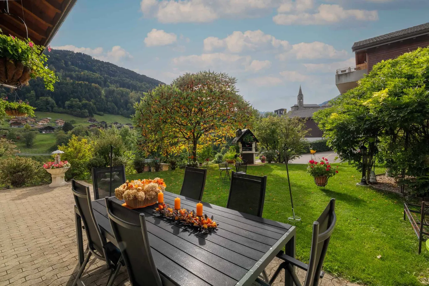 Charming chalet with panoramic mountain views - Photo 11 of 13