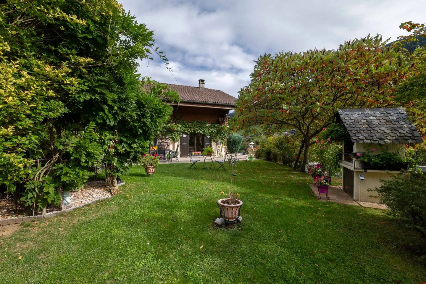 Charming chalet with panoramic mountain views - Photo 12 of 13