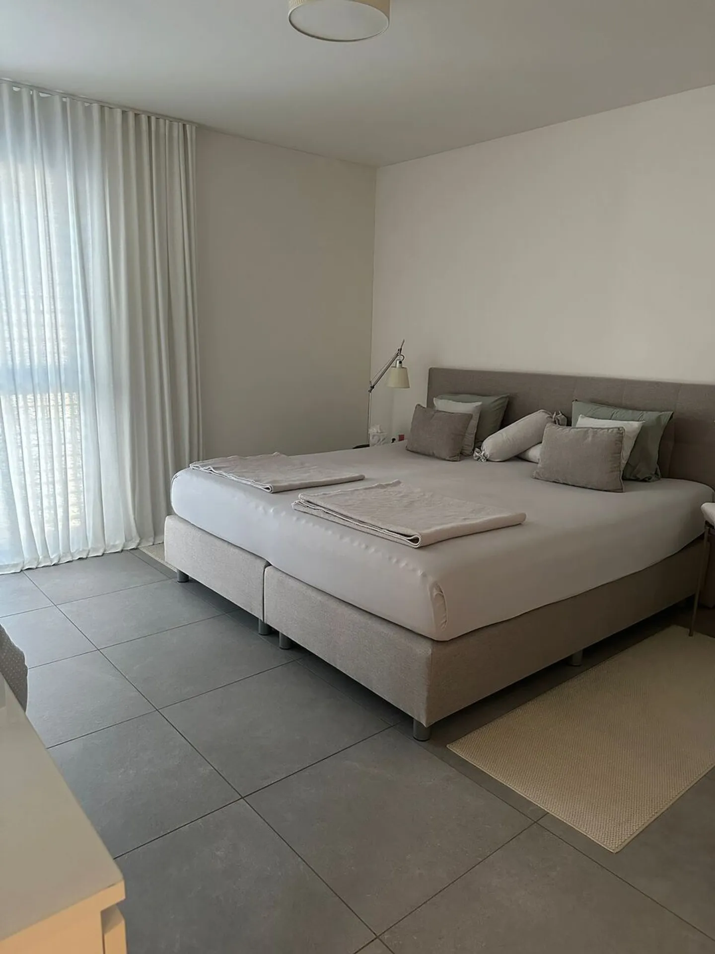Modernes 4,5-Zimmer-Apartment im 1. Stock mit Terrasse - Foto 4 von 9