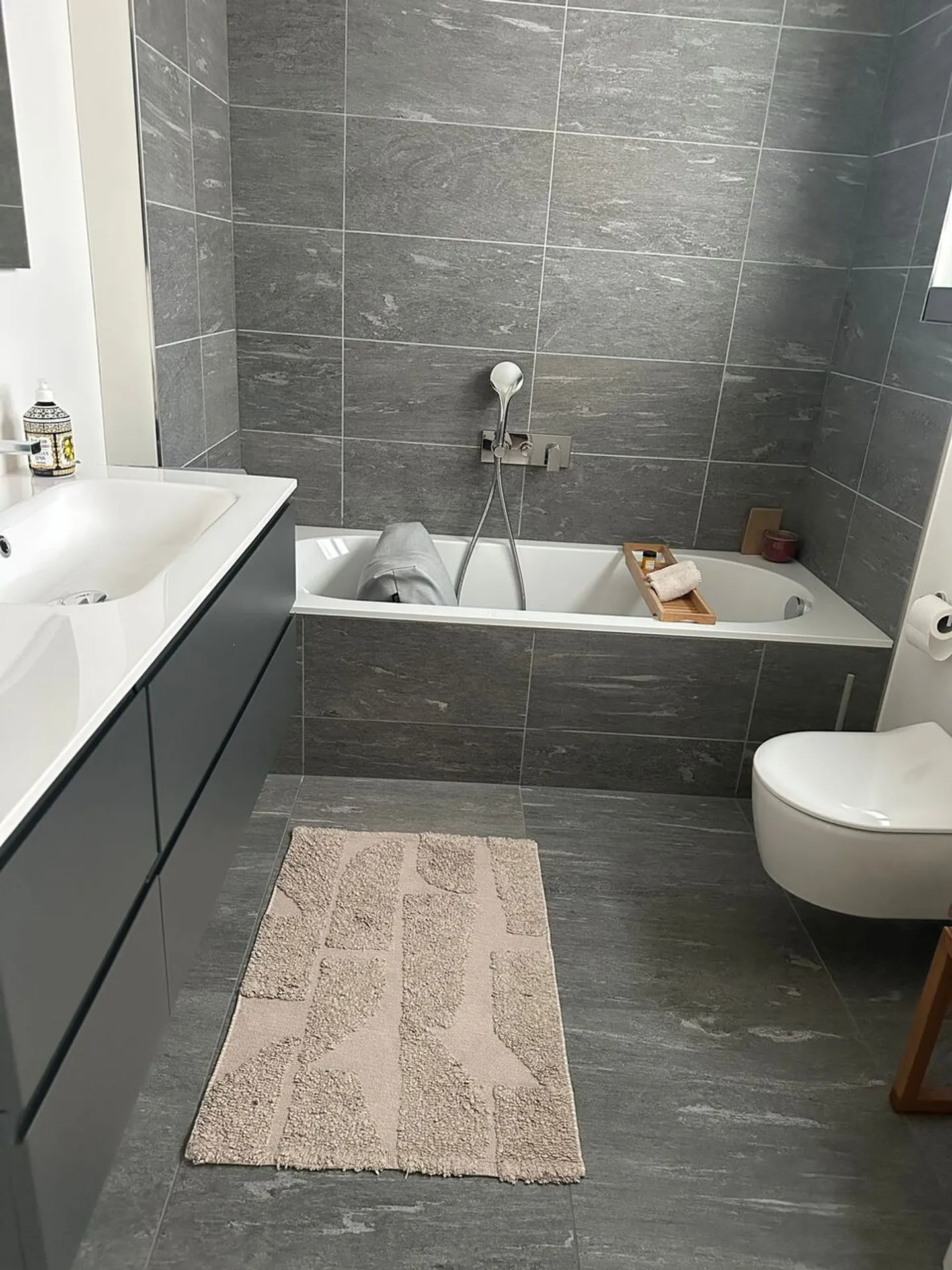 Modernes 4,5-Zimmer-Apartment im 1. Stock mit Terrasse - Foto 5 von 9