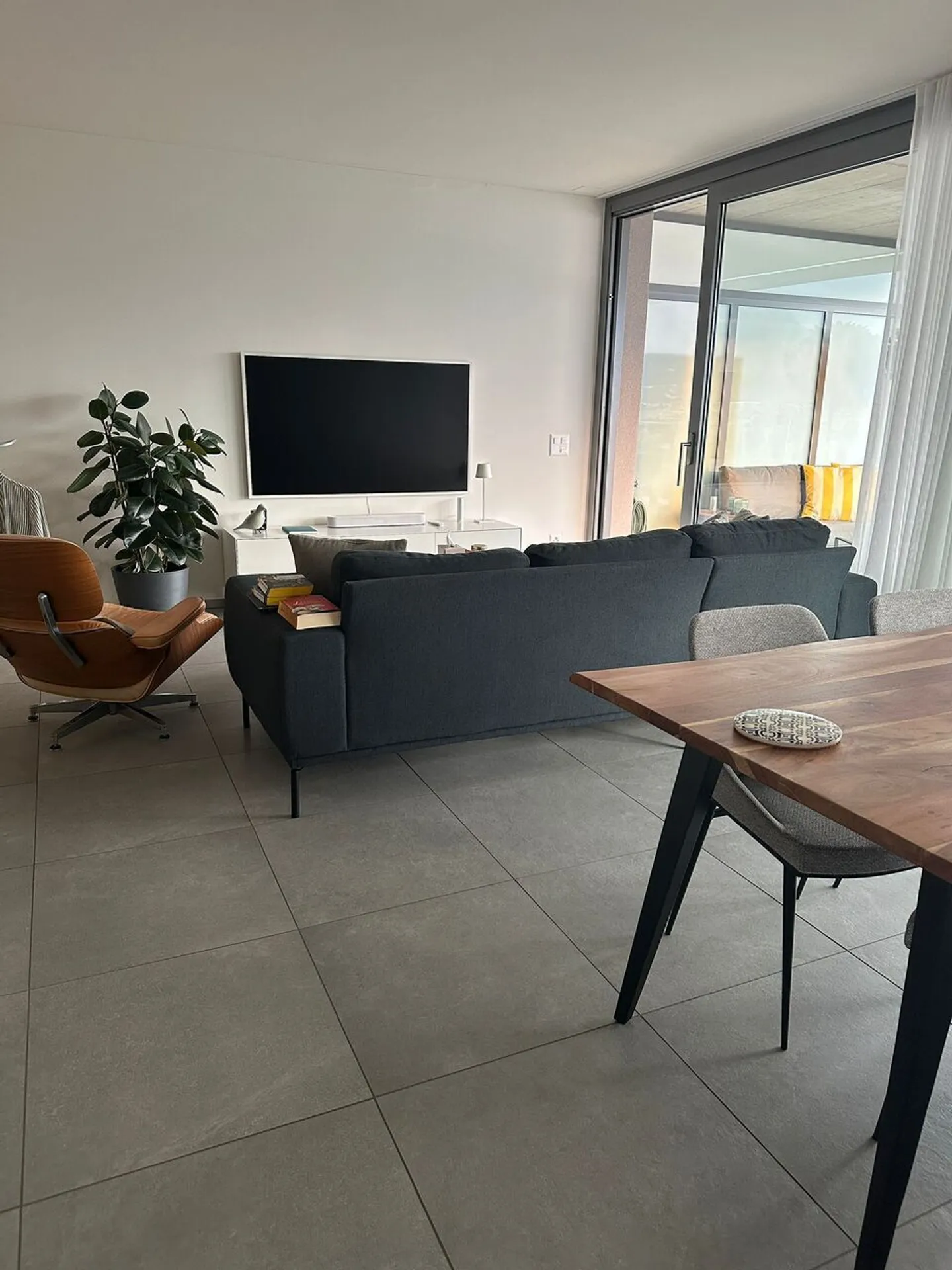 Modernes 4,5-Zimmer-Apartment im 1. Stock mit Terrasse - Foto 2 von 9
