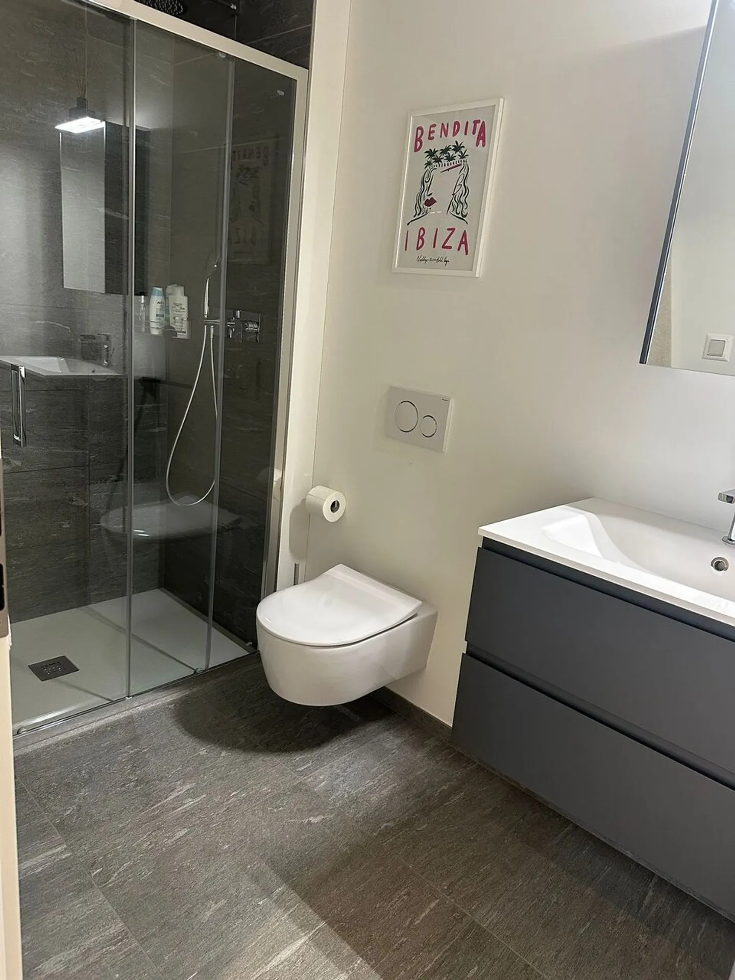Modernes 4,5-Zimmer-Apartment im 1. Stock mit Terrasse - Foto 6 von 9