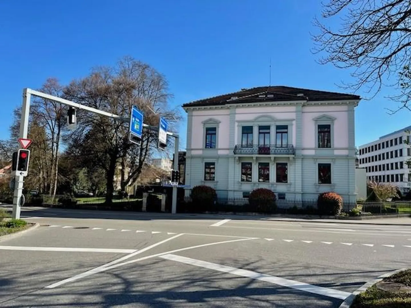Representative, historical villa with fully developed office space - Photo 1 of 9