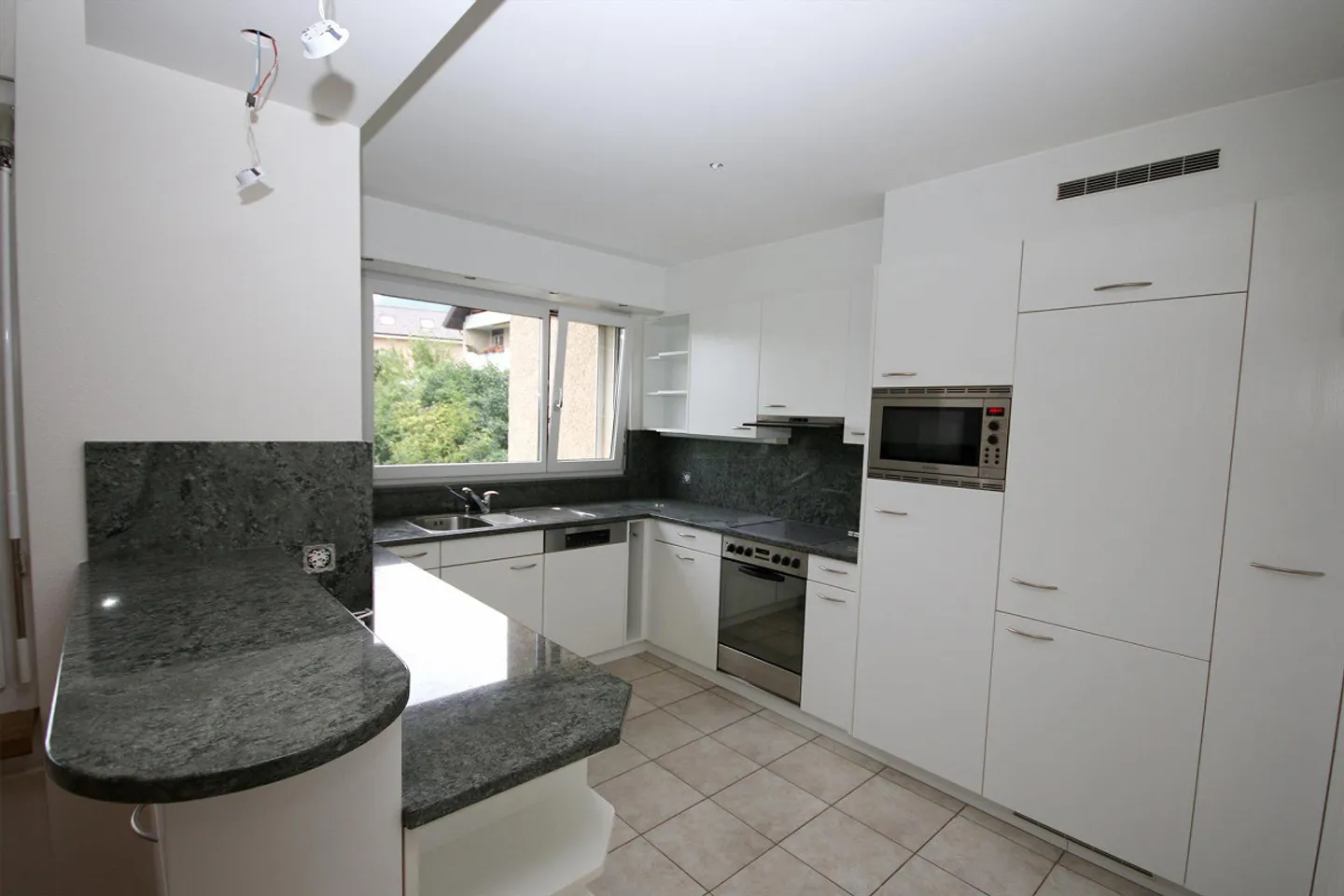 Appartement familial de 6,5 pièces, situé au centre et au calme - Photo 4 sur 8