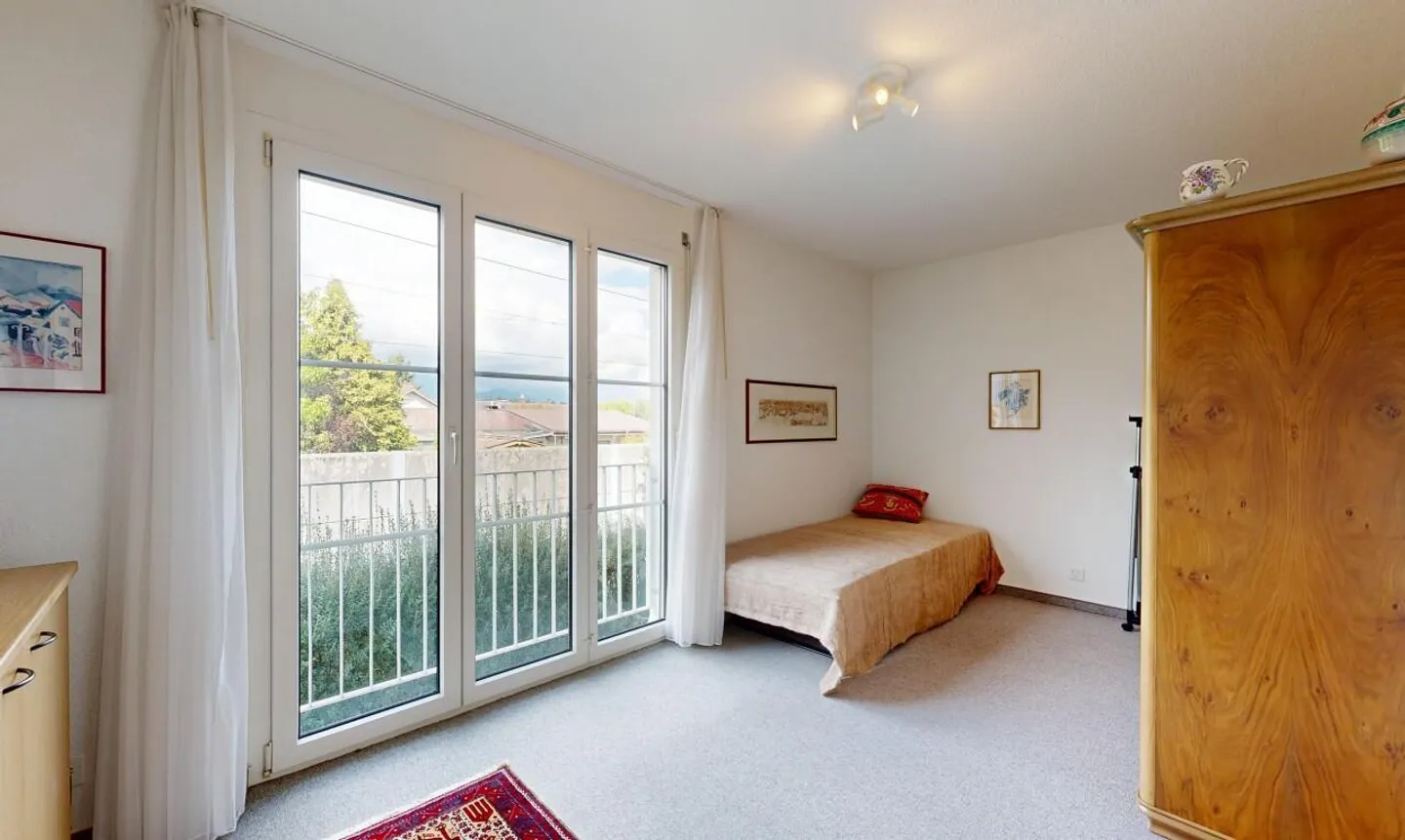Spacious and bright apartment in a prime location - Photo 10 of 11