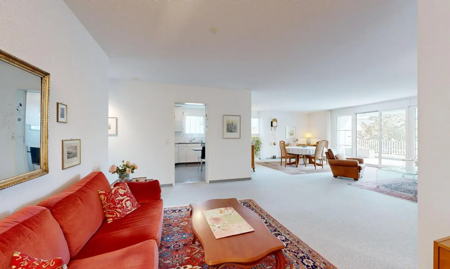 Spacious and bright apartment in a prime location - Photo 2 of 11