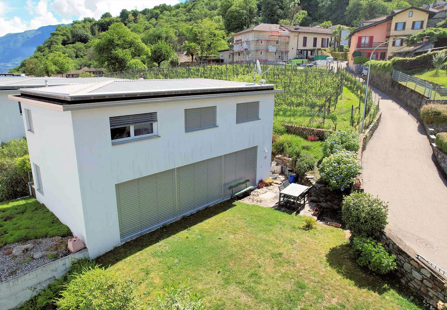 Villa moderna con bel giardino - Foto 1 di 22