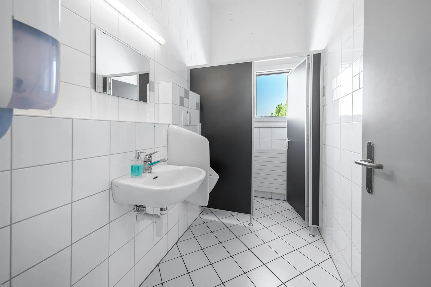 Spazioso spazio di stoccaggio - Foto 2 di 7