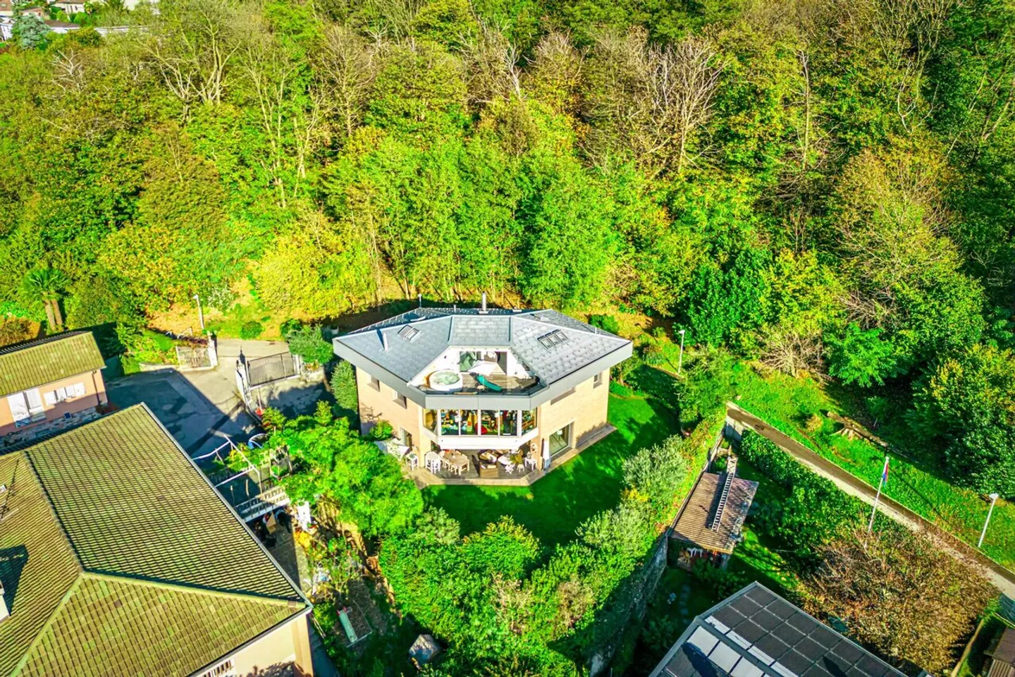 Elegante Villa mit Panoramablick in Lugano-Vezia - Foto 1 von 13