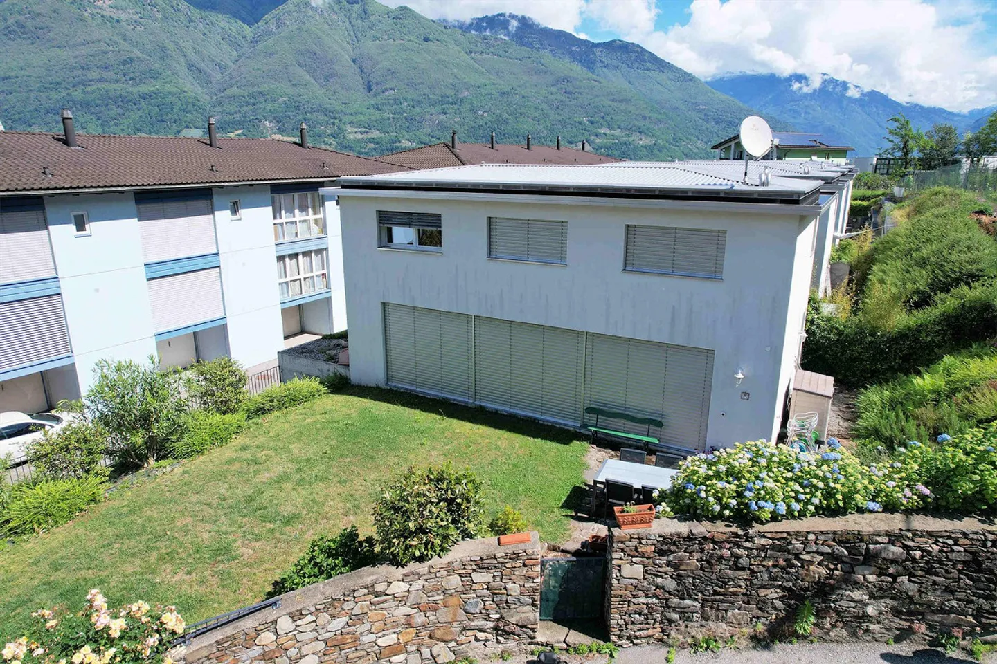 Villa moderna con bel giardino - Foto 2 di 22