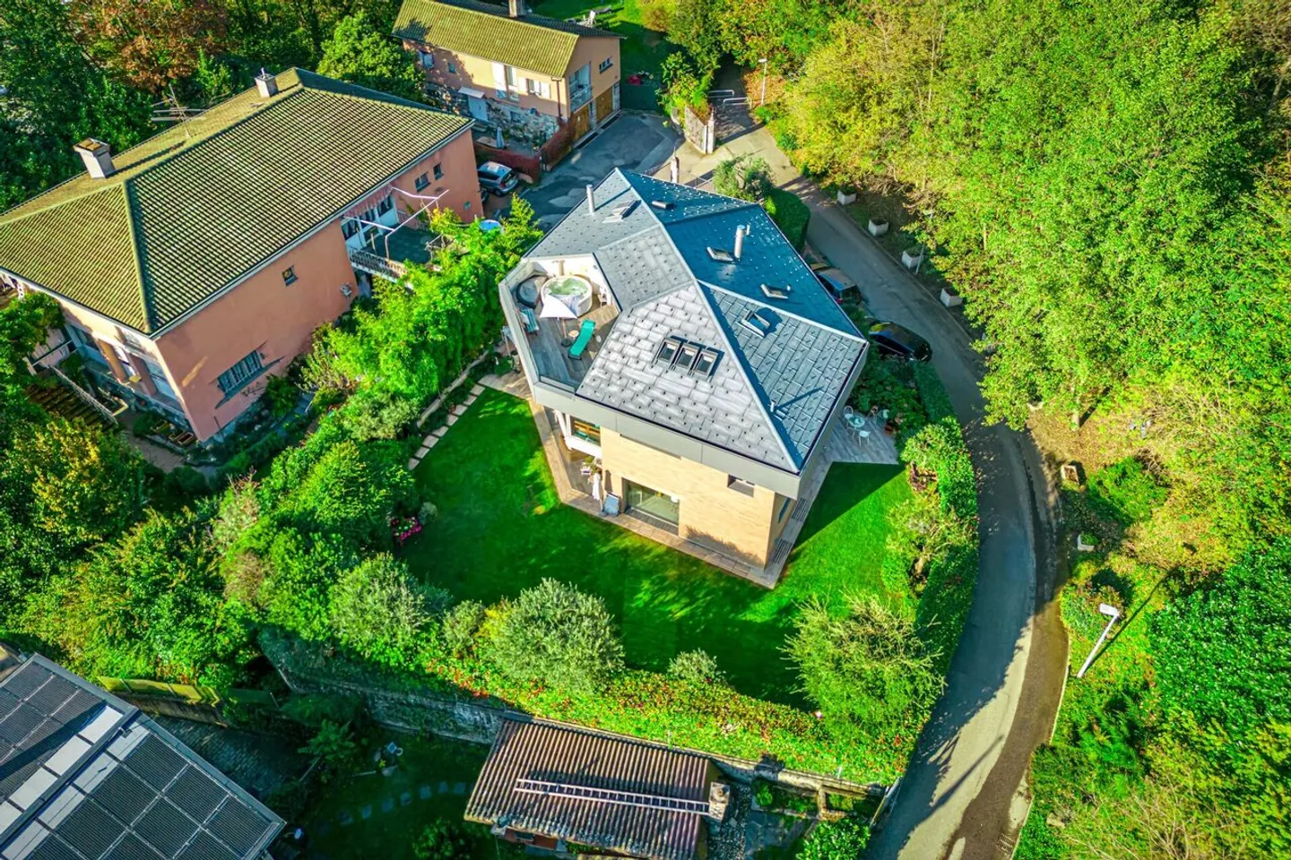 Elegante Villa mit Panoramablick in Lugano-Vezia - Foto 2 von 13