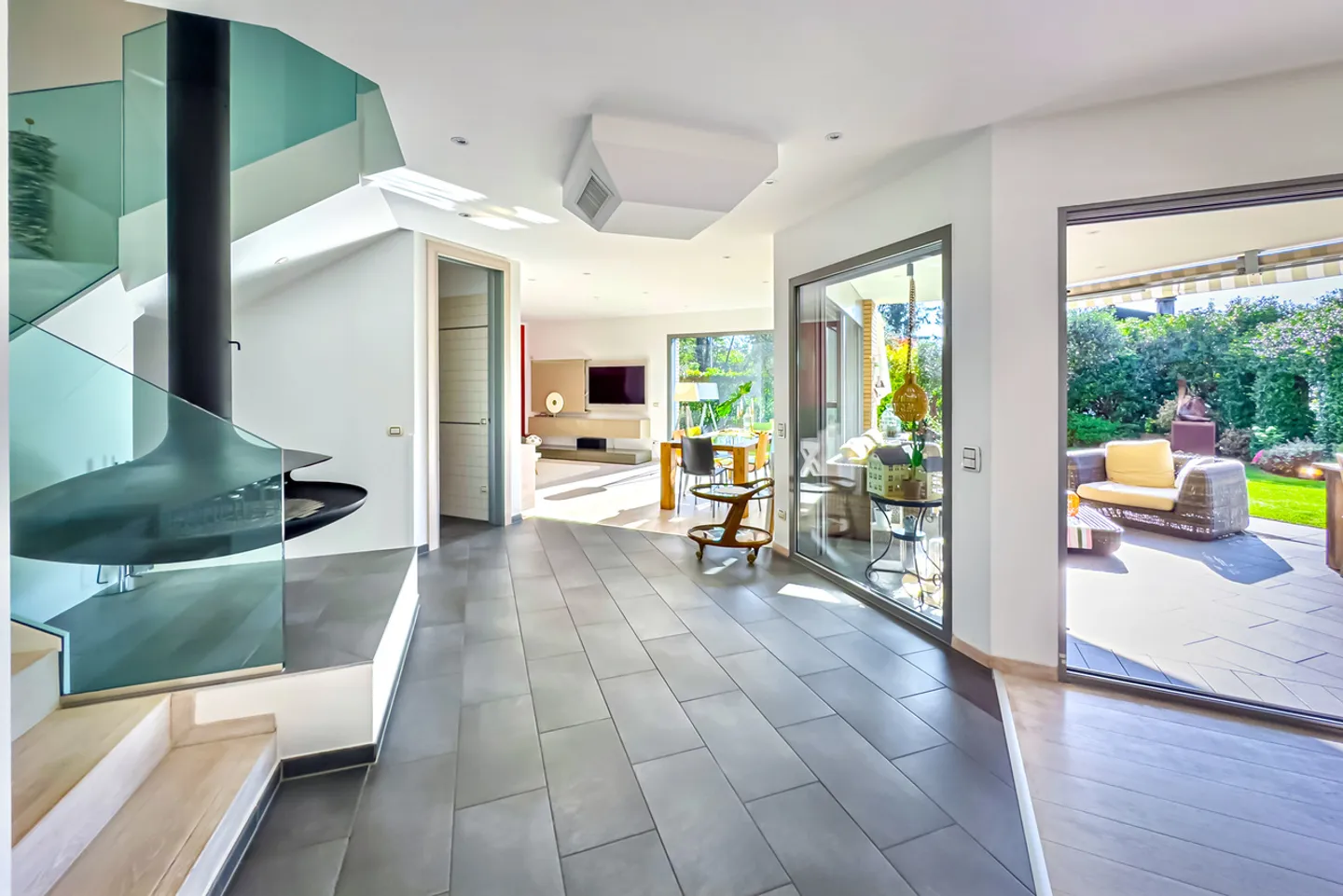 Elegante Villa mit Panoramablick in Lugano-Vezia - Foto 4 von 13