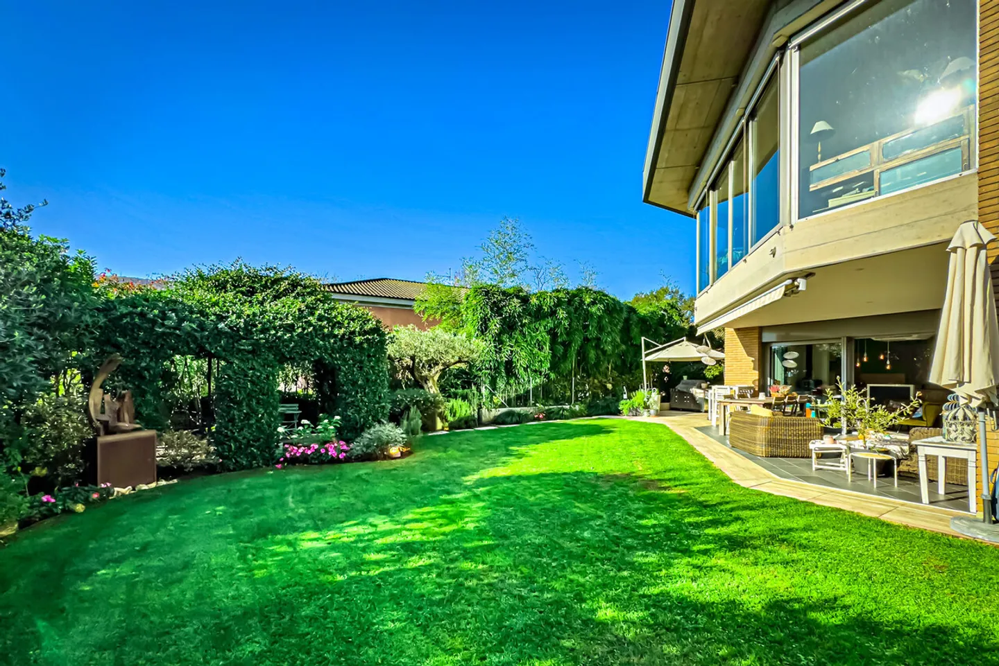 Elegante Villa mit Panoramablick in Lugano-Vezia - Foto 8 von 13