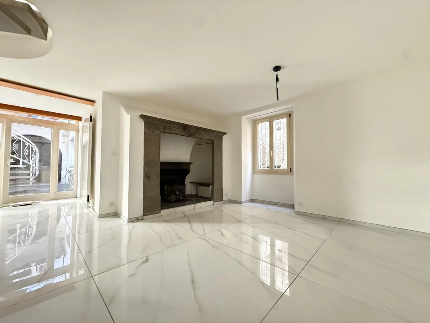 SOUS-LOCATION - PARTIE DE MAISON DANS UNE COUR À STABIO - Photo 4 sur 9